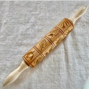 Vintage embossing spingerie folk art rolling pin.